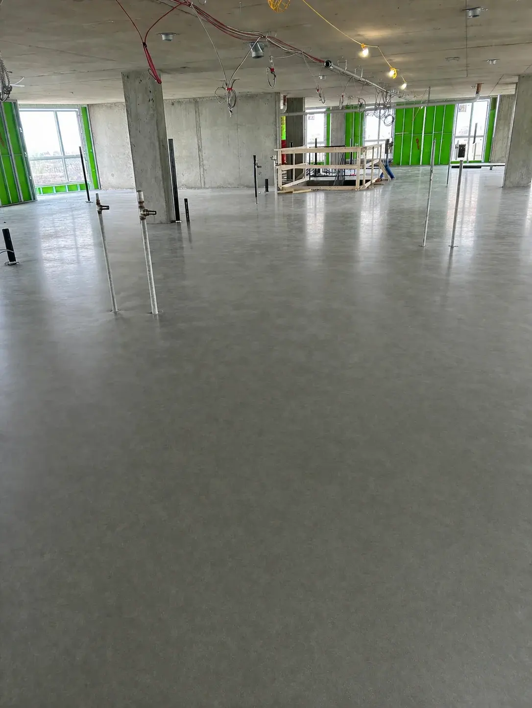 Plateau de béton dégagé après enlèvement des résidus et nettoyage