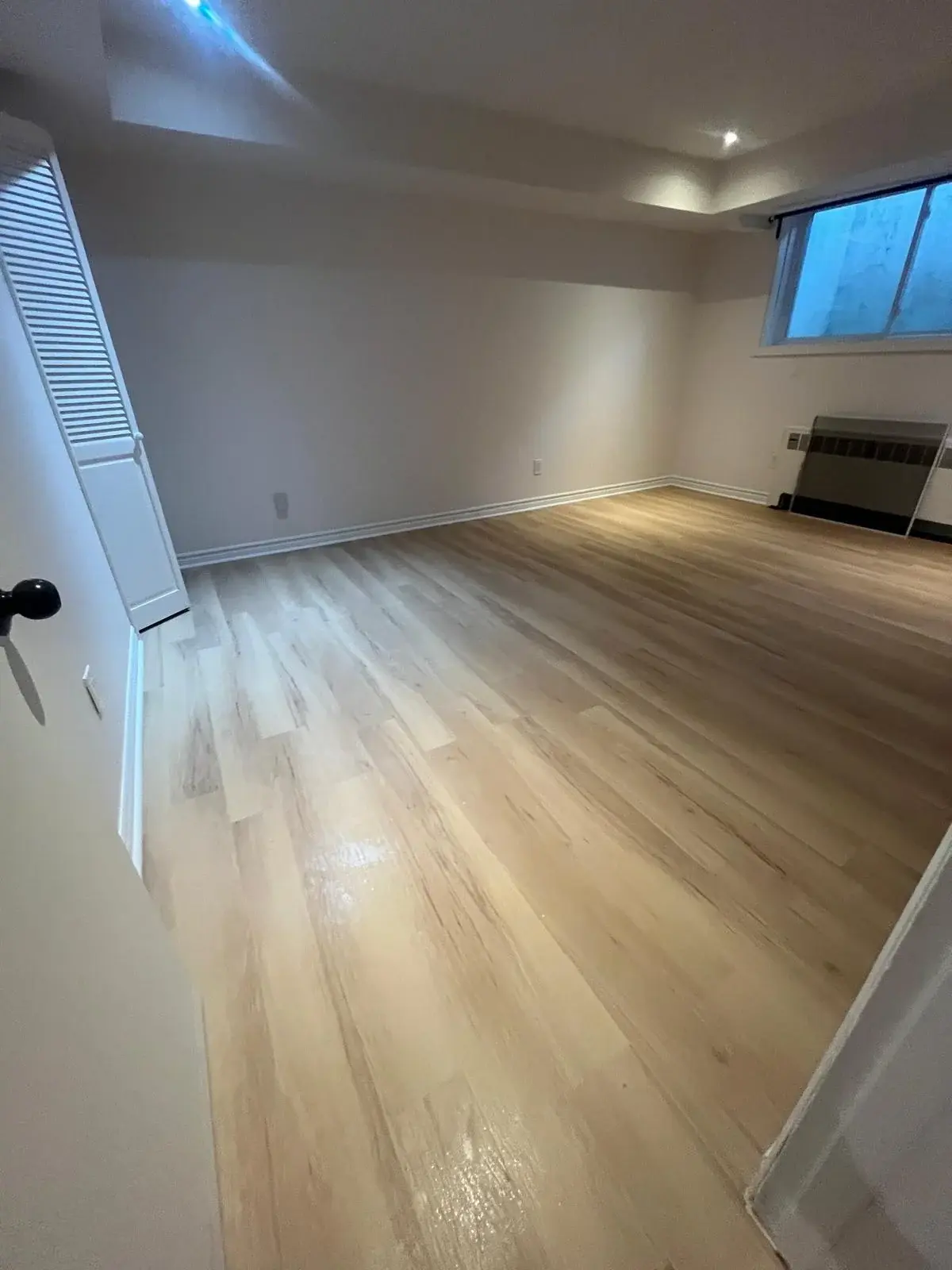 Pièce rénovée avec plancher clair après le nettoyage