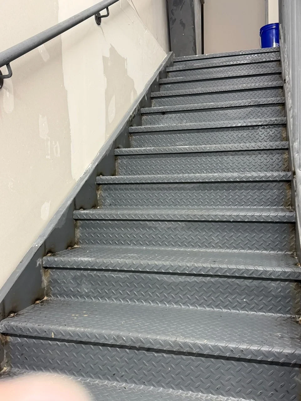 Vue en montée de l’escalier de secours métallique du chantier à LaSalle