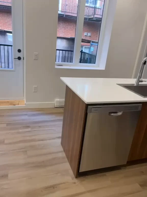 Vue extraite d’une vidéo de la cuisine et du plancher dégagé d’une unité à LaSalle